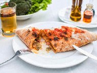 Рецепта Италианска пица калцоне с домашно тесто с плънка от шунка, гъби и моцарела